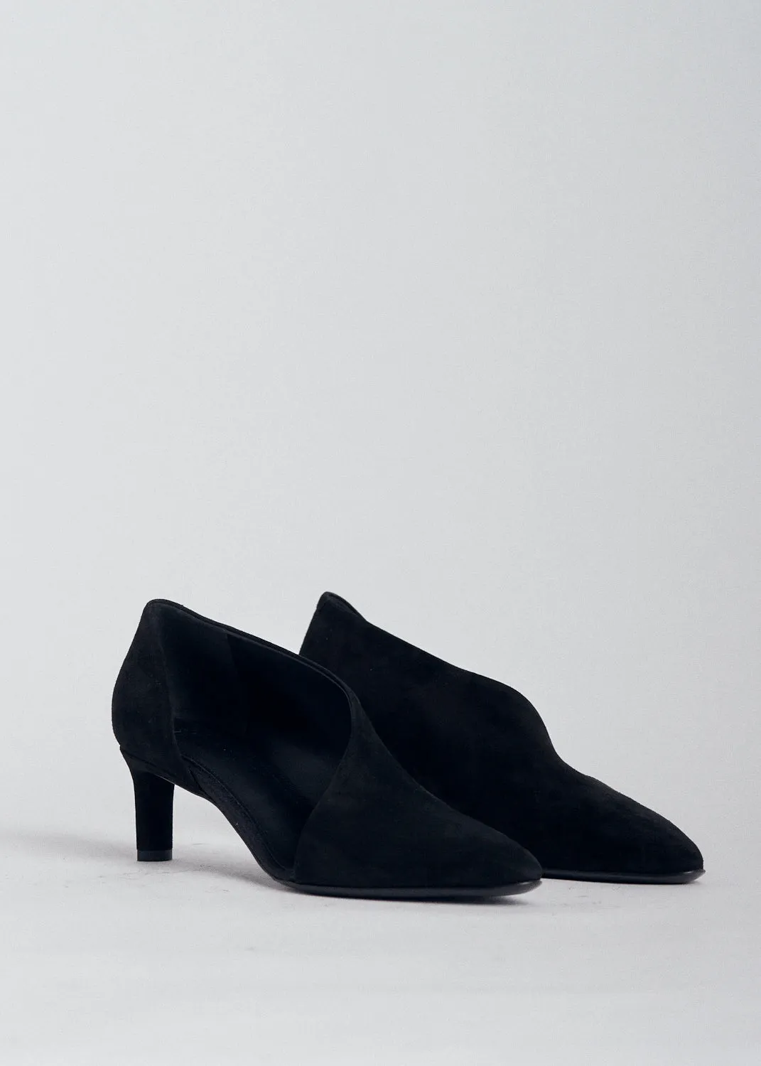 Asymmetric Kitten Heel in Suede - Black