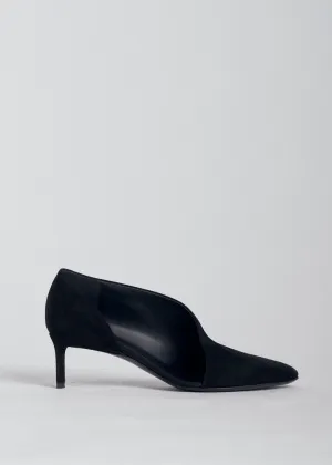 Asymmetric Kitten Heel in Suede - Black