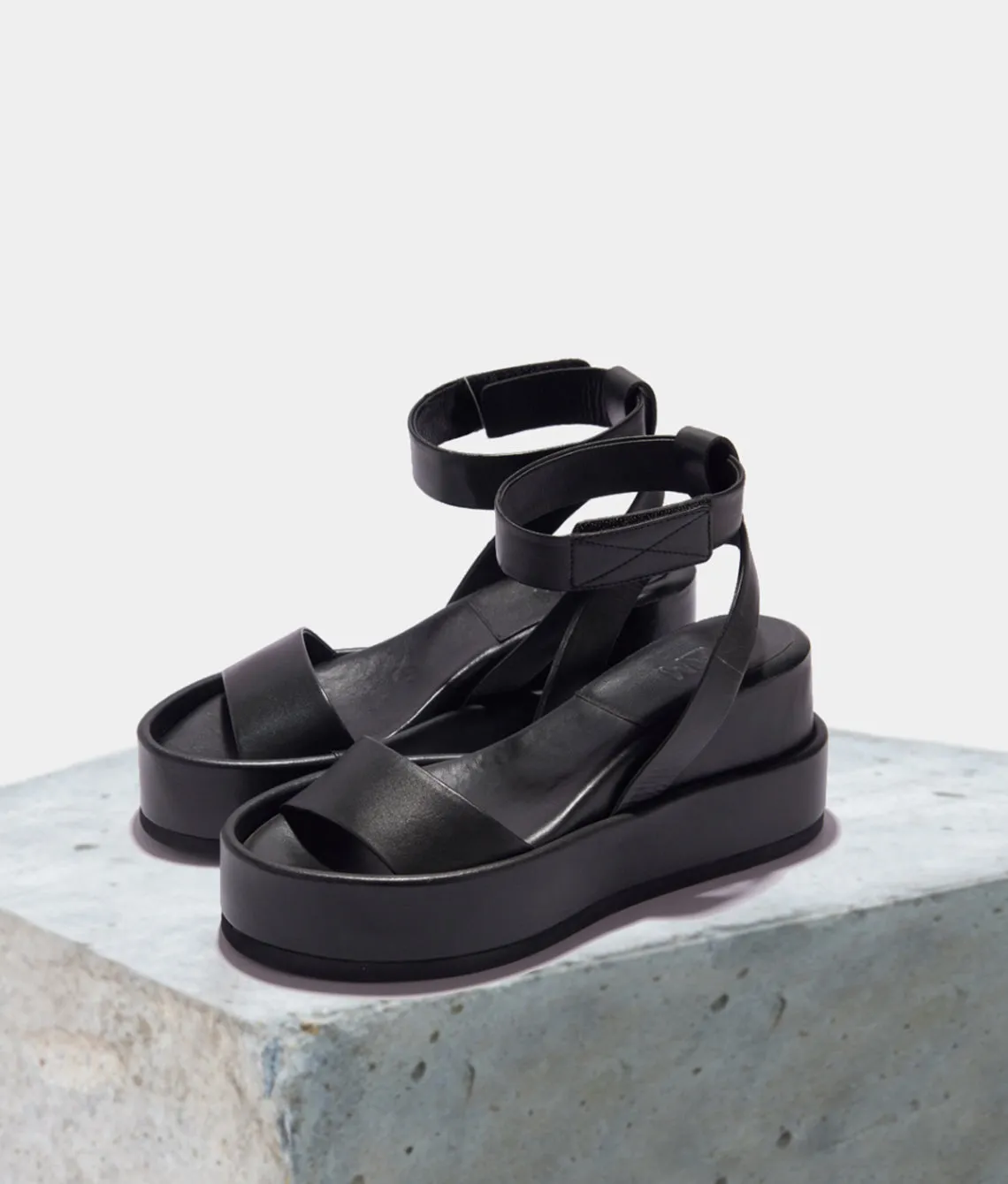 Jasmine Wedge in Black