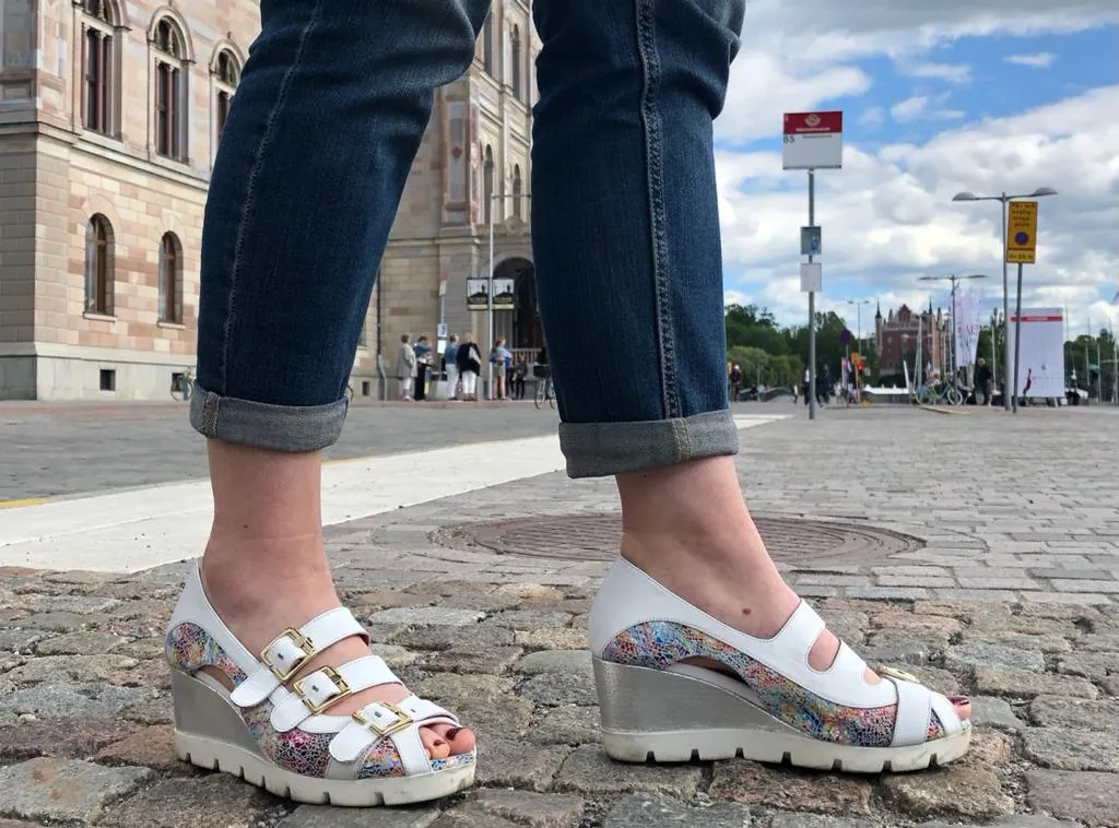 Le Trek - White/multi sandal